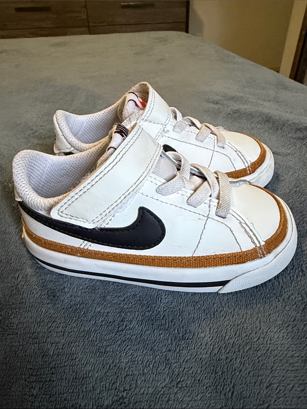 Nike Kids White Sneakers with Black Swoosh and Brown Trim Size #5.5 Toddler